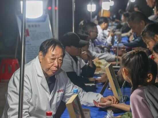  中醫(yī)進社區(qū)擺“夜市”受民眾歡迎